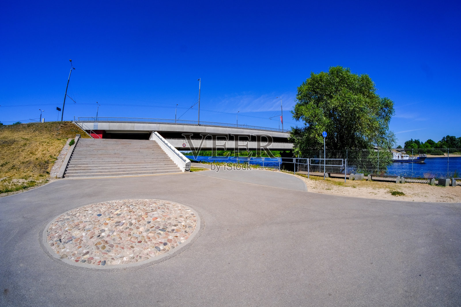 夏日沥青路的透视照片摄影图片