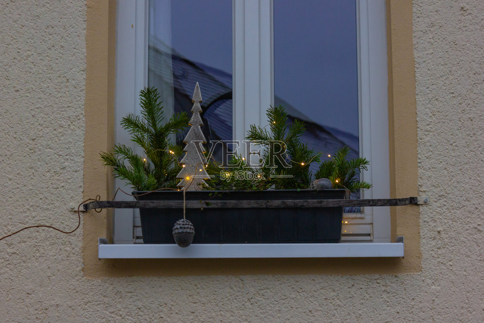 外立面和窗户的圣诞装饰照片摄影图片