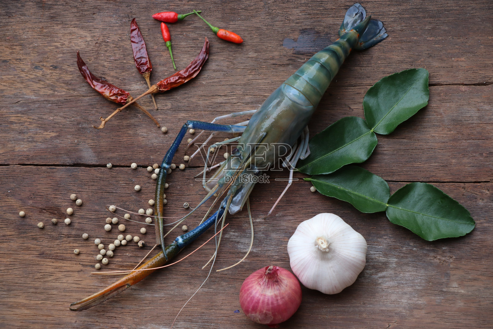 鲜虾和辛辣配料的亚洲餐放在木头背景上照片摄影图片