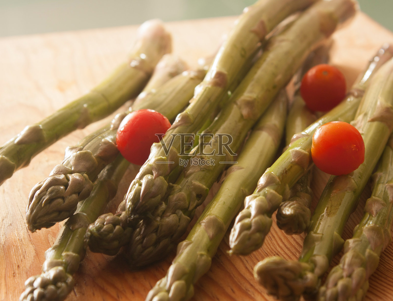芦笋和樱桃番茄照片摄影图片