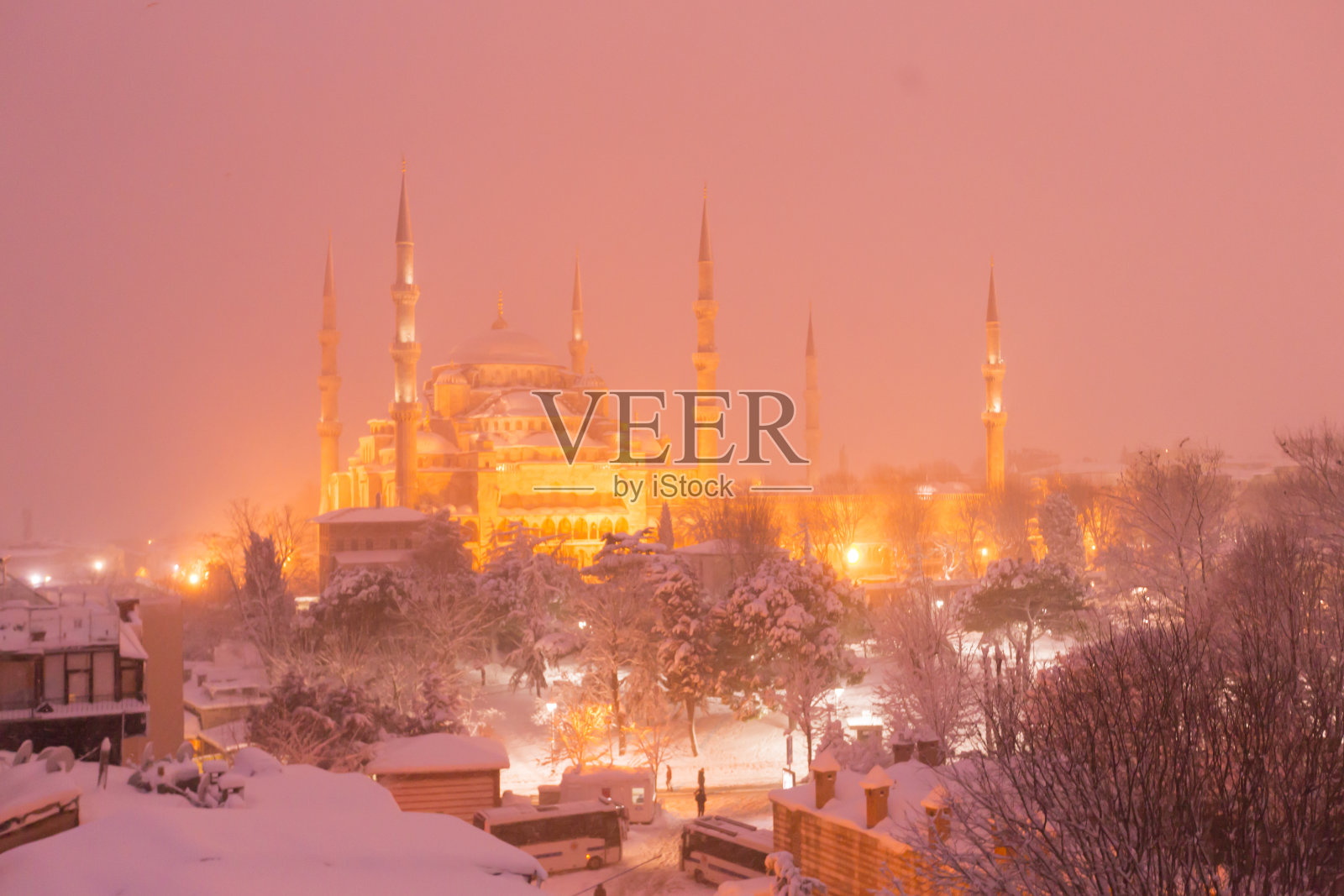 伊斯坦布尔的雪和夜。照片摄影图片