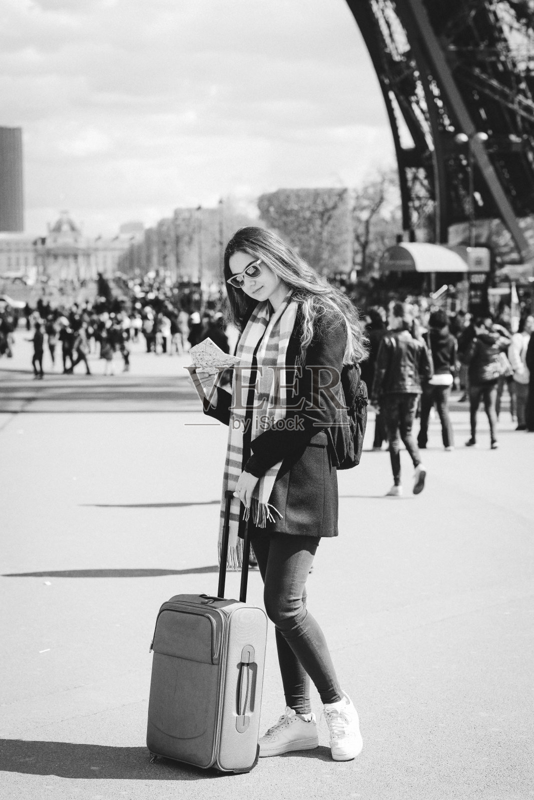 年轻的游客在巴黎埃菲尔铁塔照片摄影图片