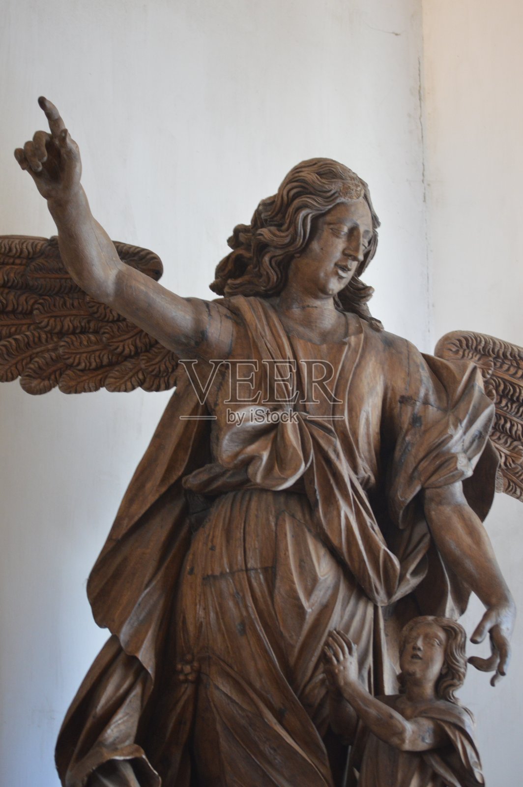 波尔图大教堂的金色天使照片摄影图片