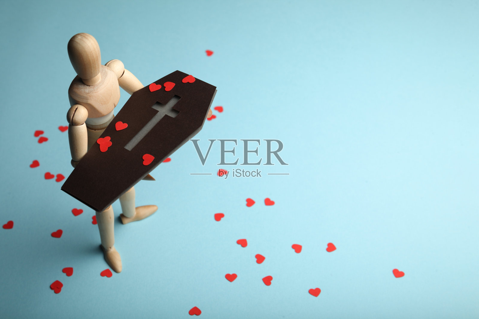 棺材上红心，葬礼上。失去亲密和痛苦照片摄影图片