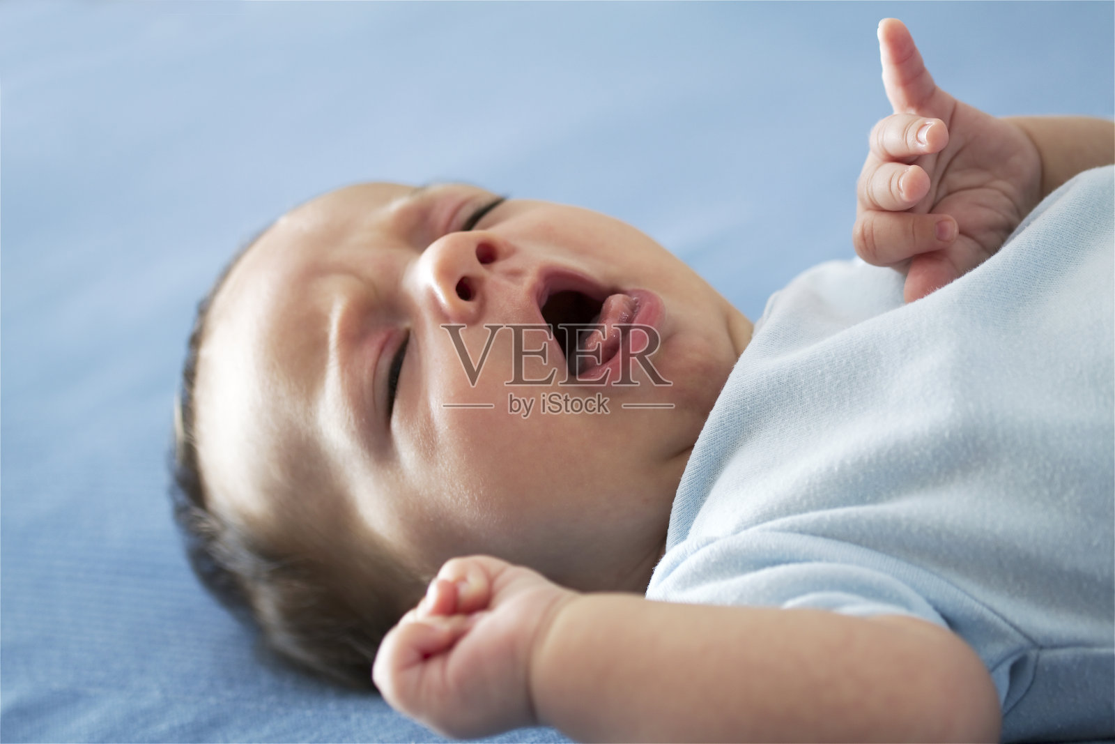 可爱的两个月男孩在家照片摄影图片