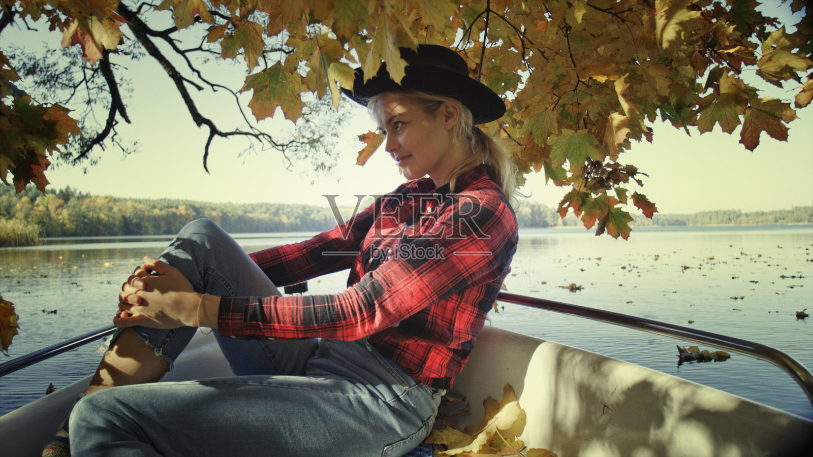 在秋日阳光明媚的独木舟上沉思照片摄影图片