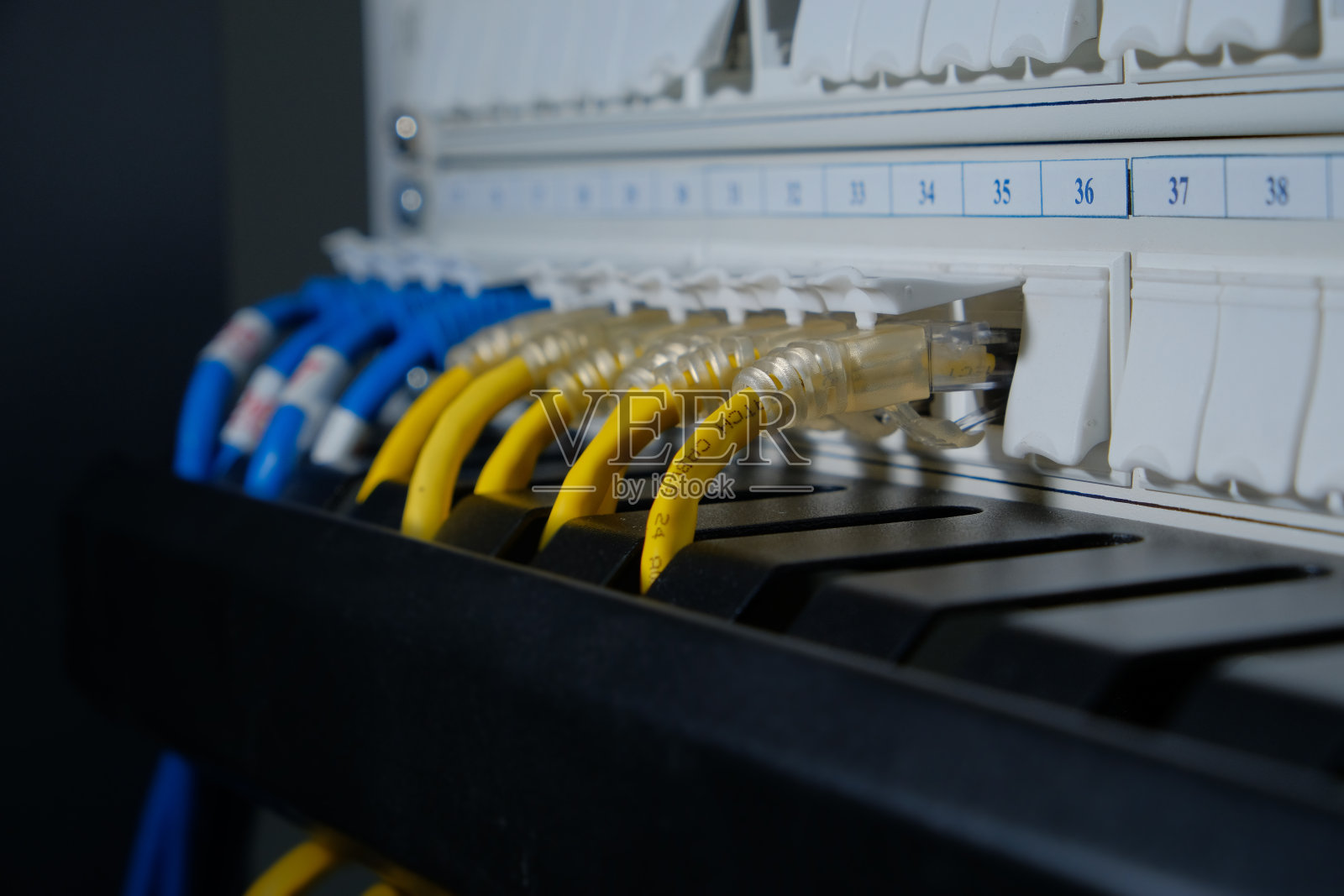 rj45数据服务器室接线板上的连接器或UTP cat6电缆。近距离模糊背景。照片摄影图片