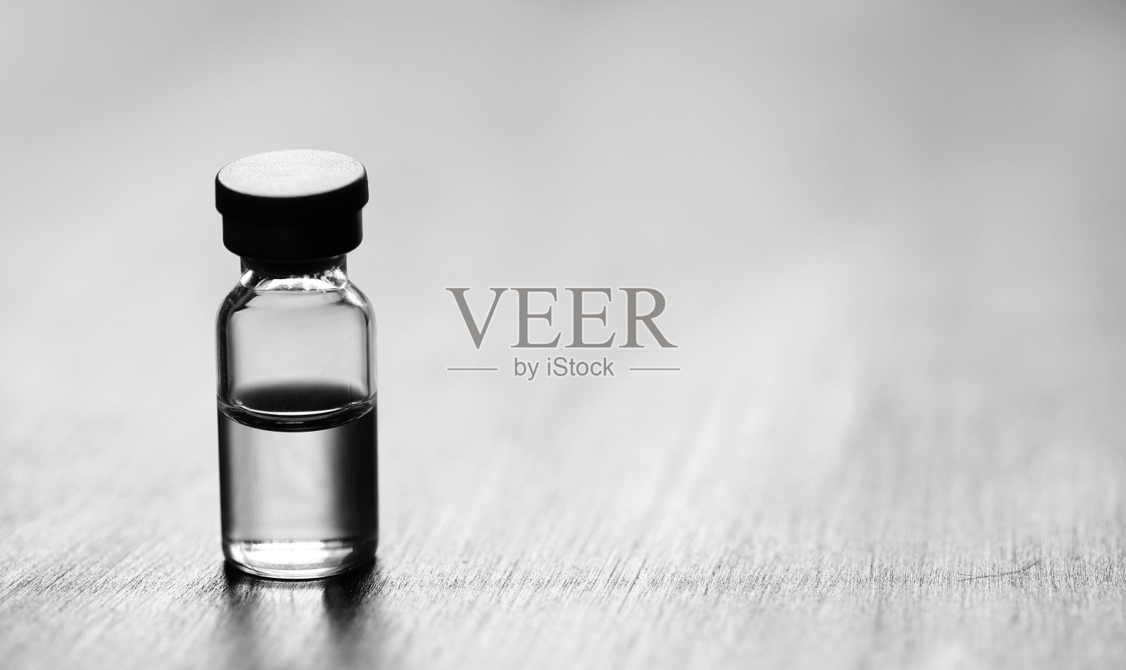 安瓿和医用注射器中的针头照片摄影图片