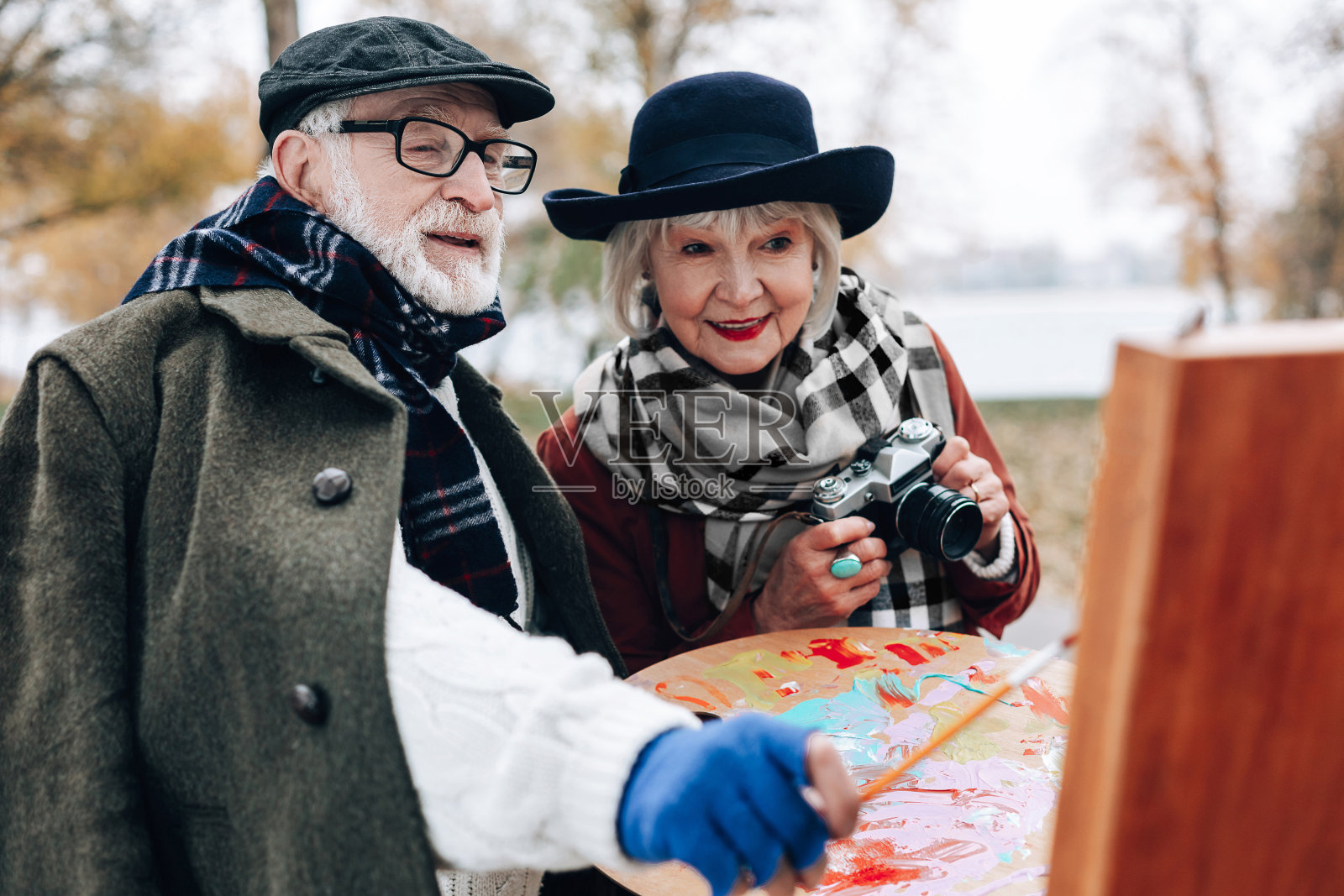 积极愉悦成熟的人看完画照片摄影图片