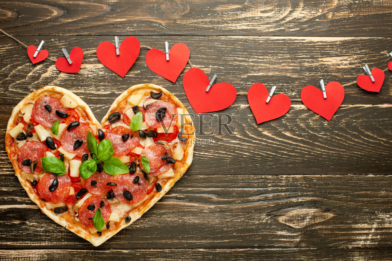 心披萨爱的概念情人节浪漫晚餐意大利糕点与红心。在一张木桌上。Flat-lay照片摄影图片