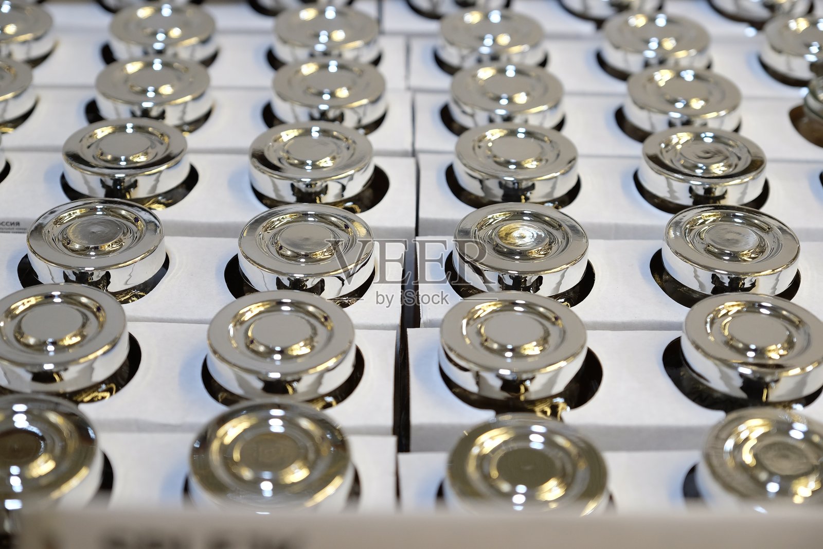 金属盖玻璃罐。包装里有很多罐头照片摄影图片