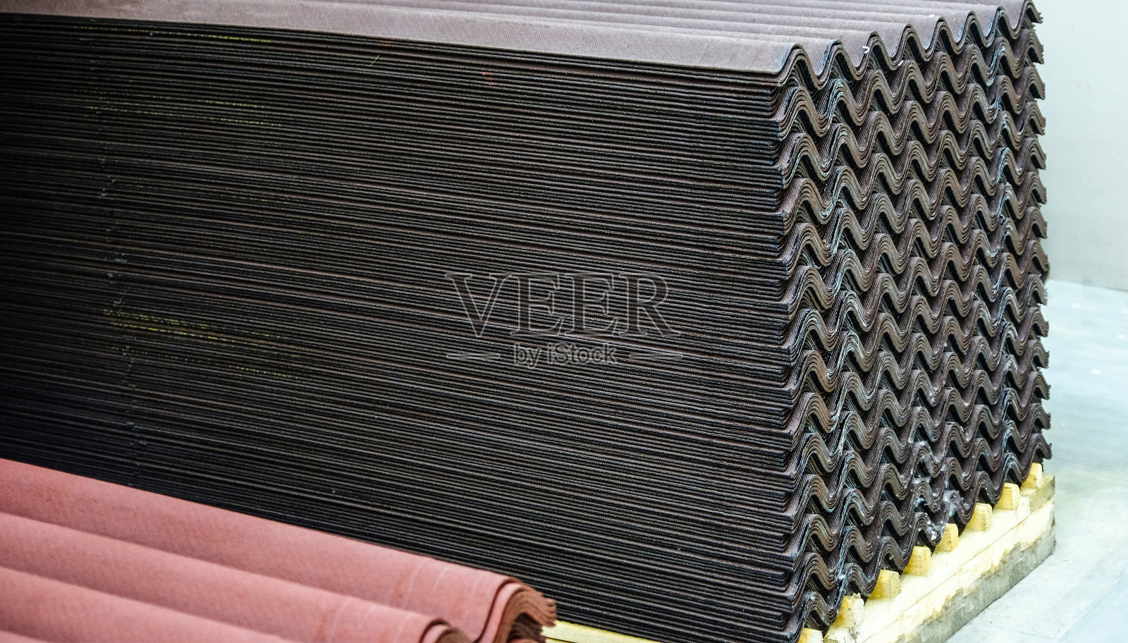 仓库的屋顶构件被堆叠起来照片摄影图片