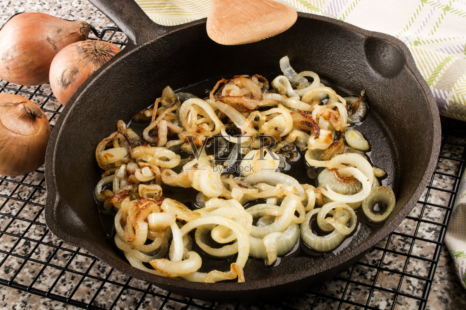 用铁锅烤洋葱照片摄影图片
