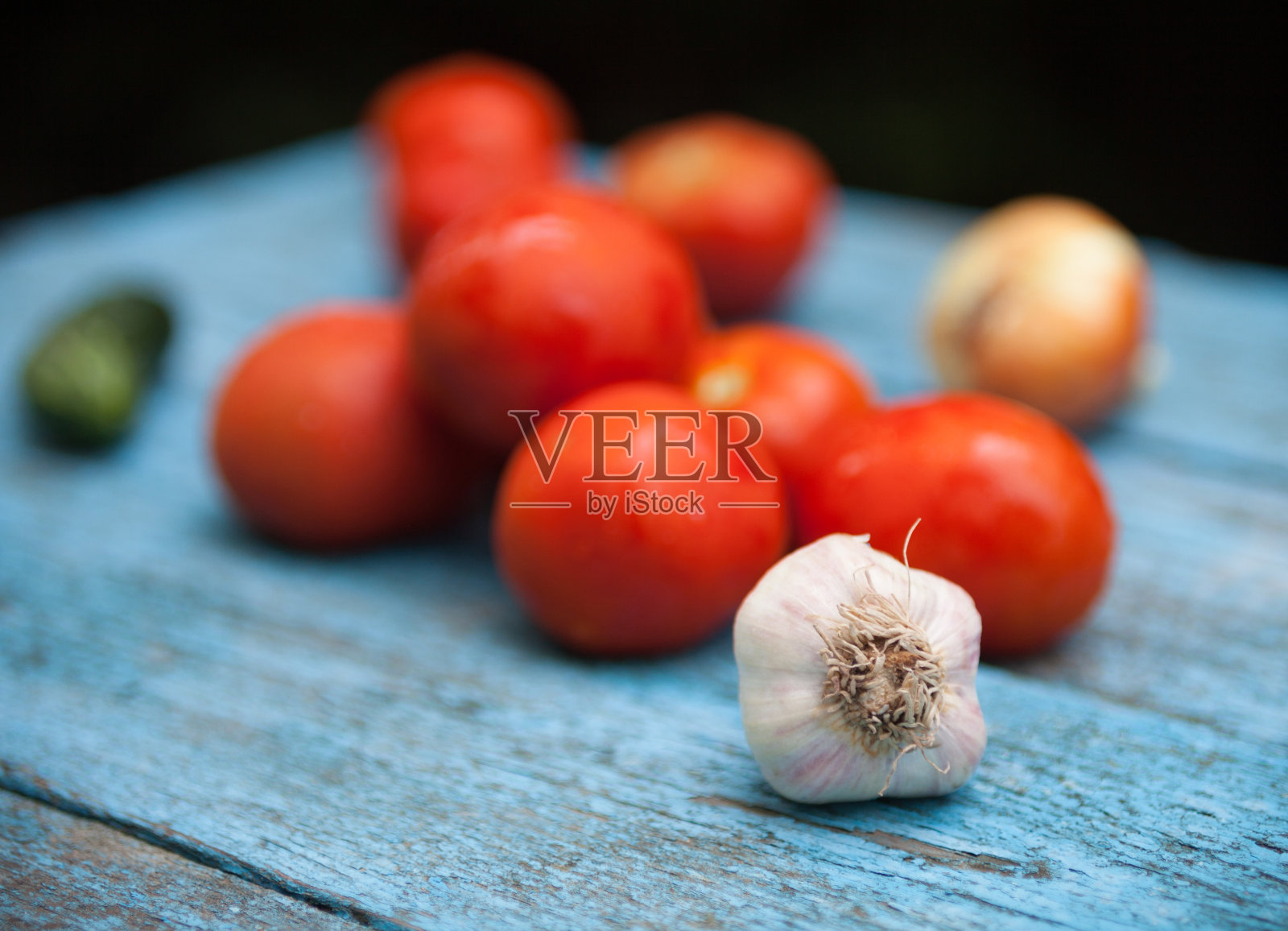 木桌上放着新鲜的蔬菜照片摄影图片