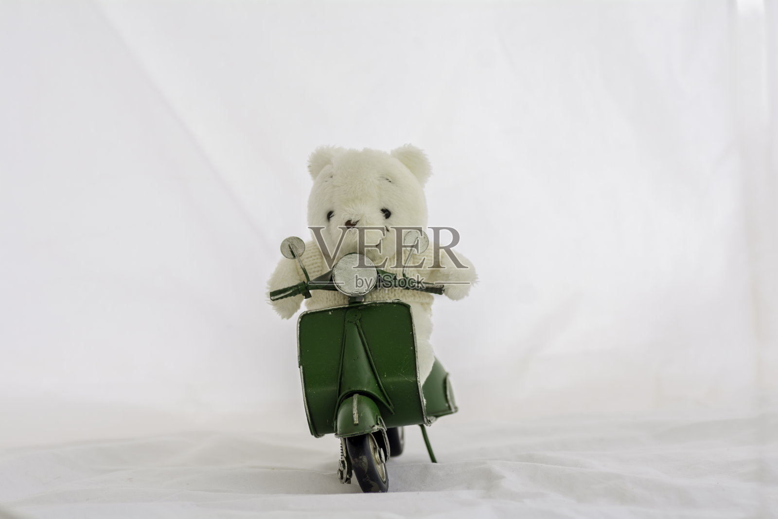 泰迪熊骑着摩托车照片摄影图片