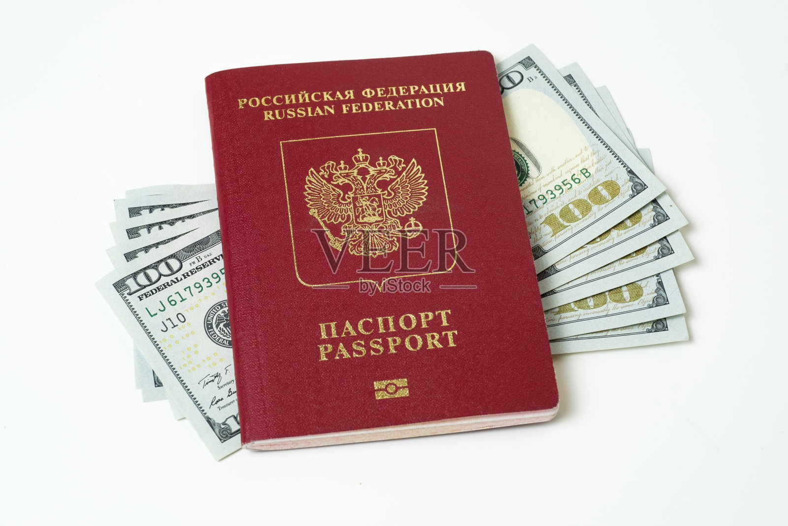 俄罗斯联邦的生物识别旅行护照，白色背景上有孤立的美元。五张一百元的钞票。旅游的概念。投资的概念。特写镜头。照片摄影图片