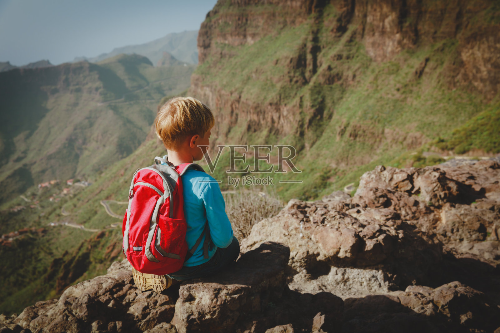 小男孩爬山看风景照片摄影图片