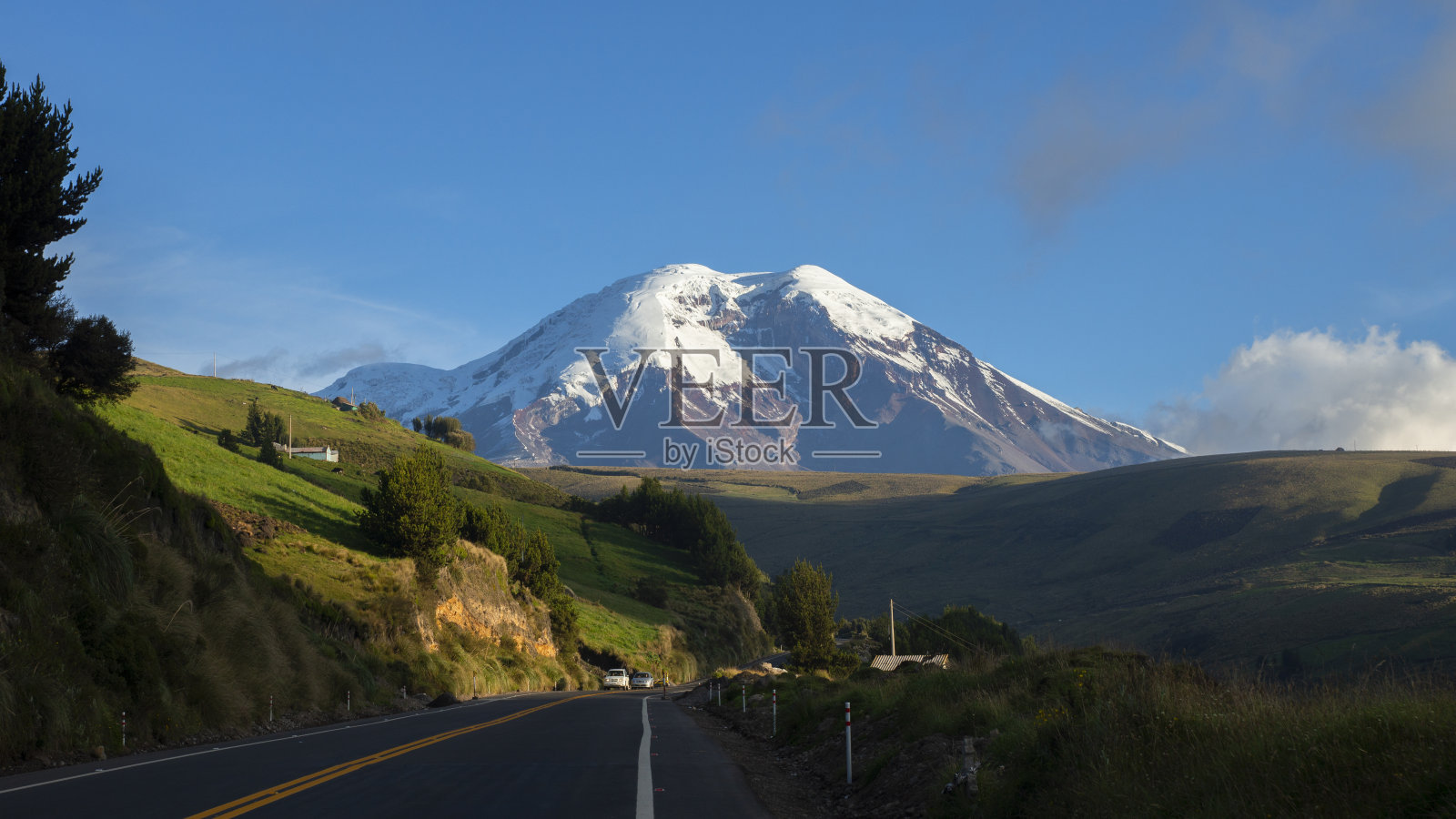 钦博拉索火山的全景在一天与晴朗的蓝天。钦博拉索山是厄瓜多尔的最高峰，海拔6263米照片摄影图片