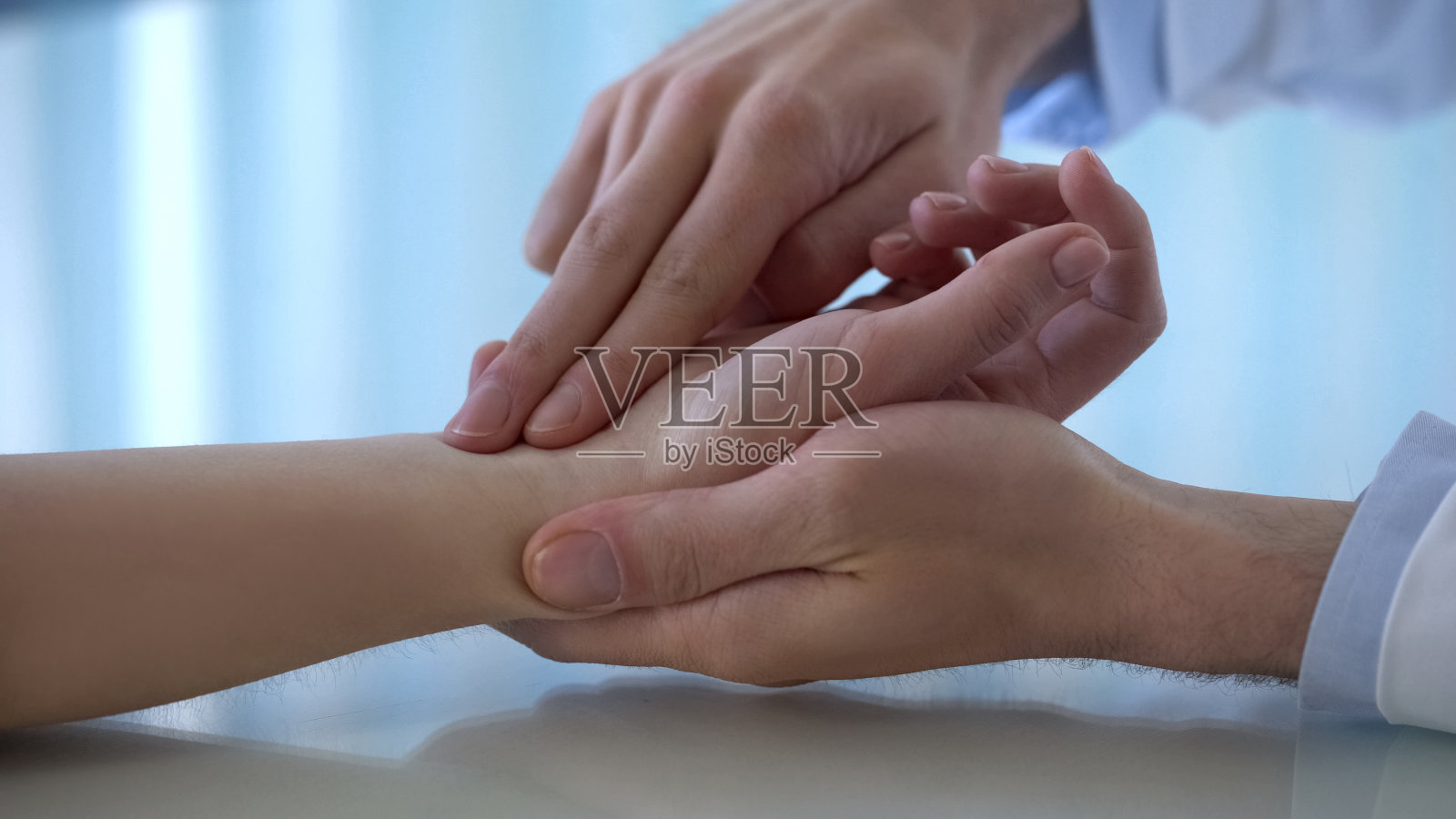 家庭医生在医院、医药和卫生为女性病人测量脉搏照片摄影图片