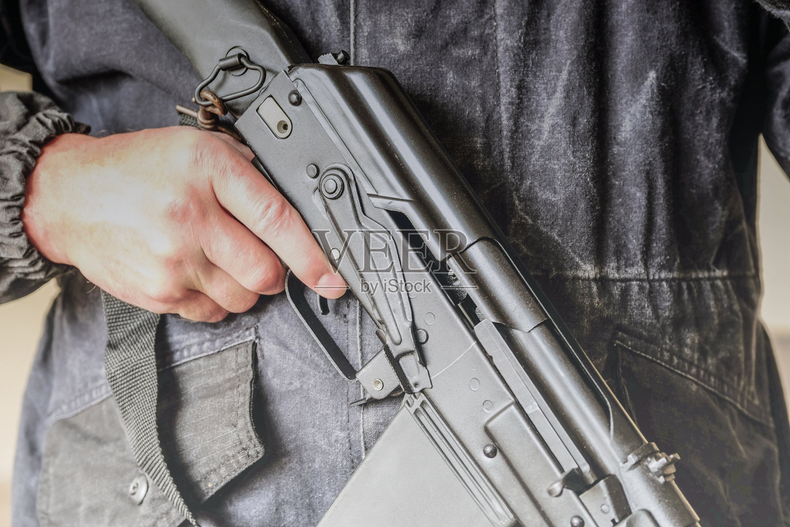 他手里拿着武器。军事，战争，冲突，特种部队士兵。照片摄影图片