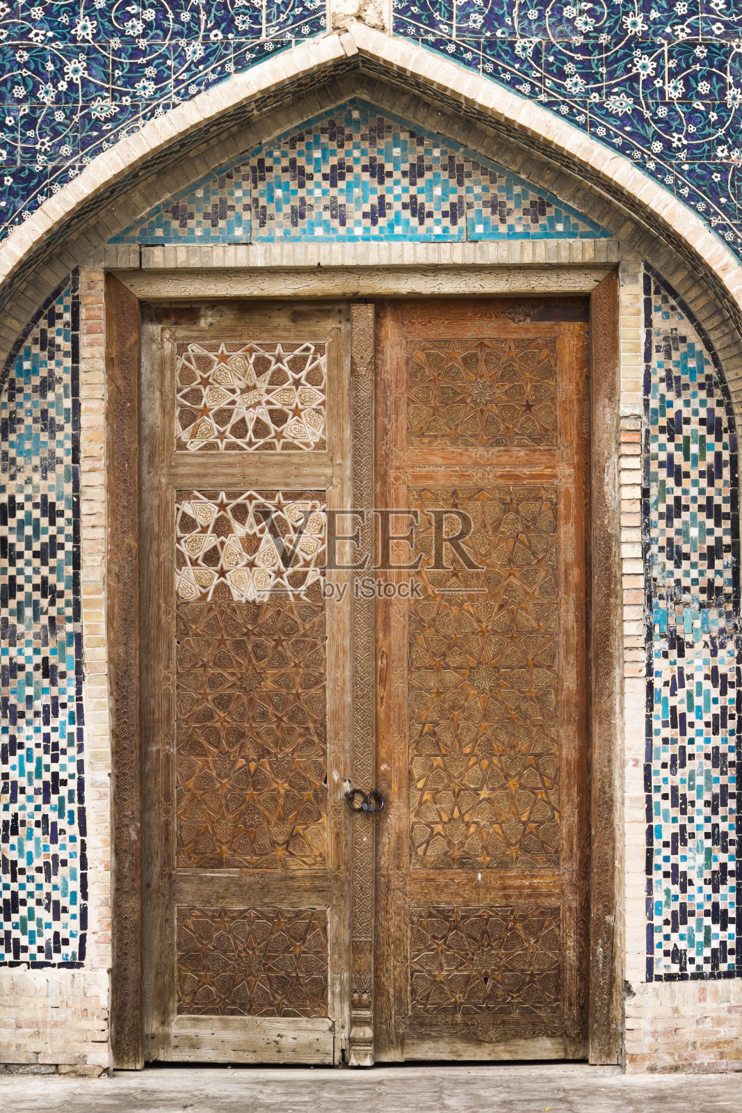 伊斯兰城市布哈拉街道上的古老门照片摄影图片