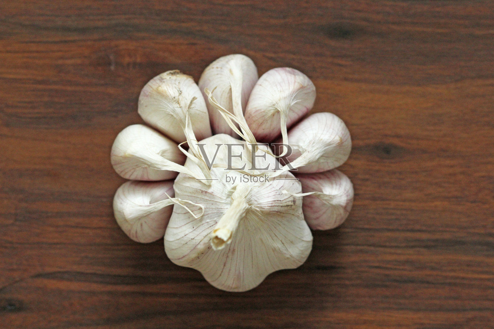 大蒜。整个故事都以木头为背景。乡村风格。极简主义照片摄影图片