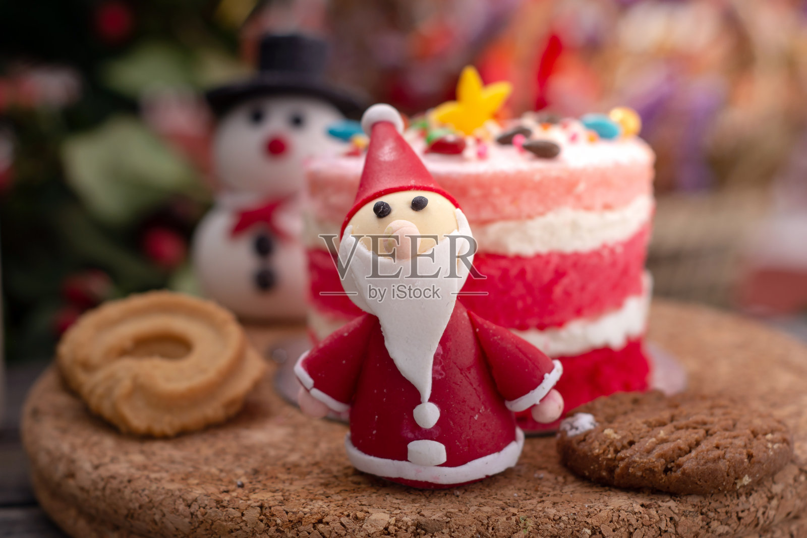 圣诞老人带着模糊的纸杯蛋糕和饼干庆祝圣诞节照片摄影图片