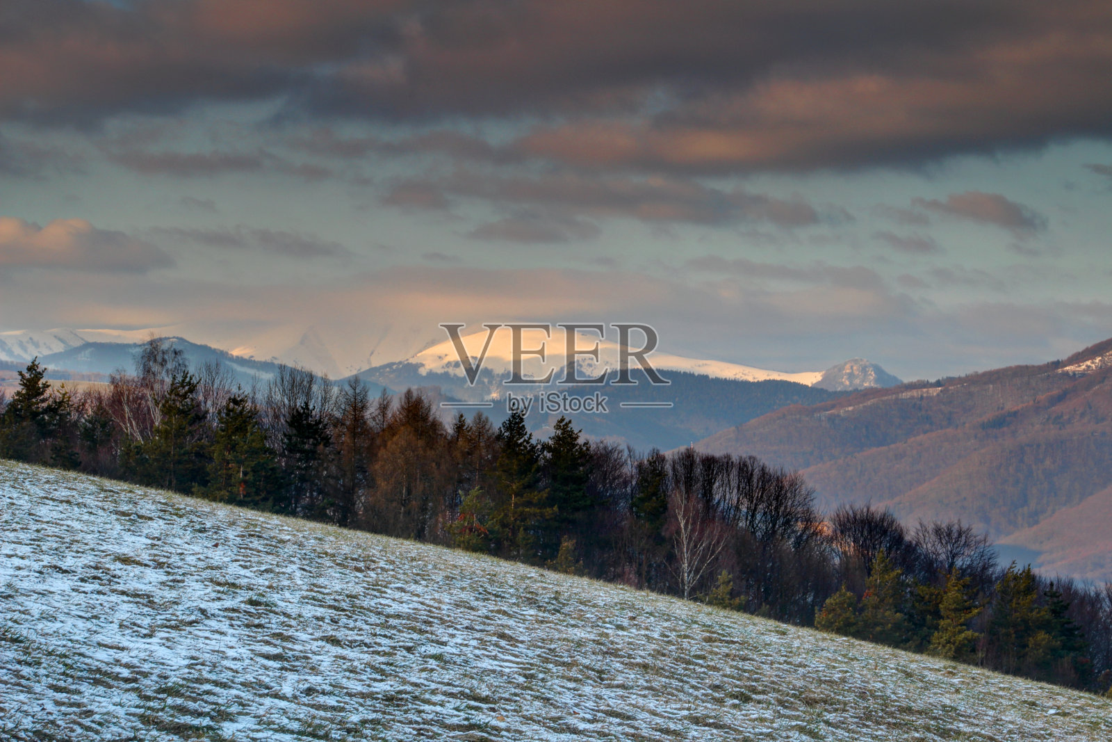 从斯洛伐克的Urpin山Banska Bystrica到中欧/东欧，Velka Fatra的Krizna峰被雪覆盖和云覆盖照片摄影图片
