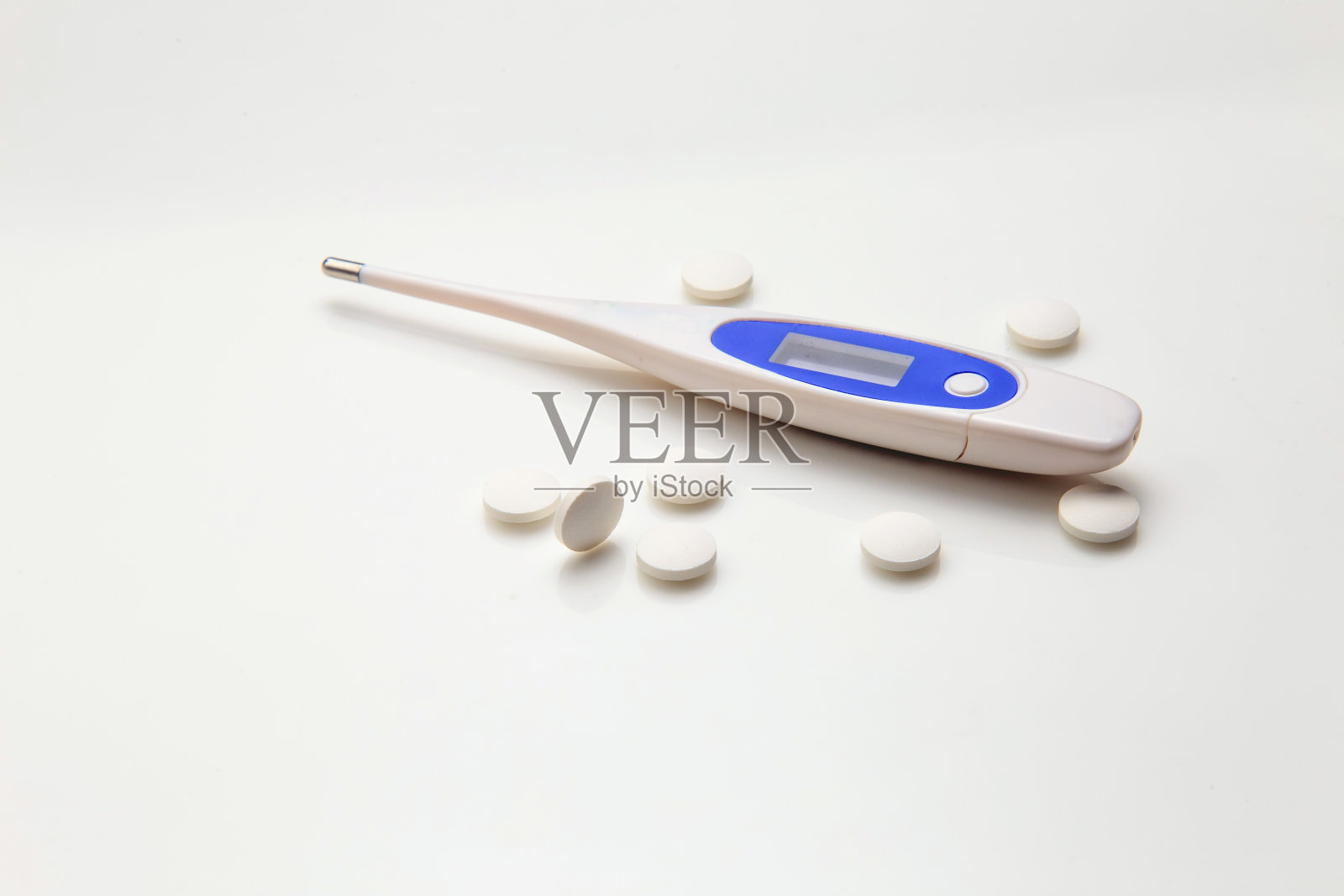 白色背景下的毒品照片摄影图片