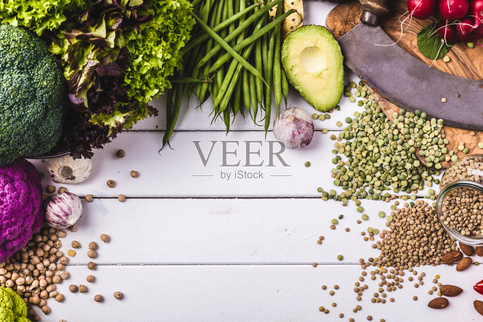 冬季素食，素菜烹饪配料，白色木质背景，俯视图，配以不同的蔬菜和豆类照片摄影图片