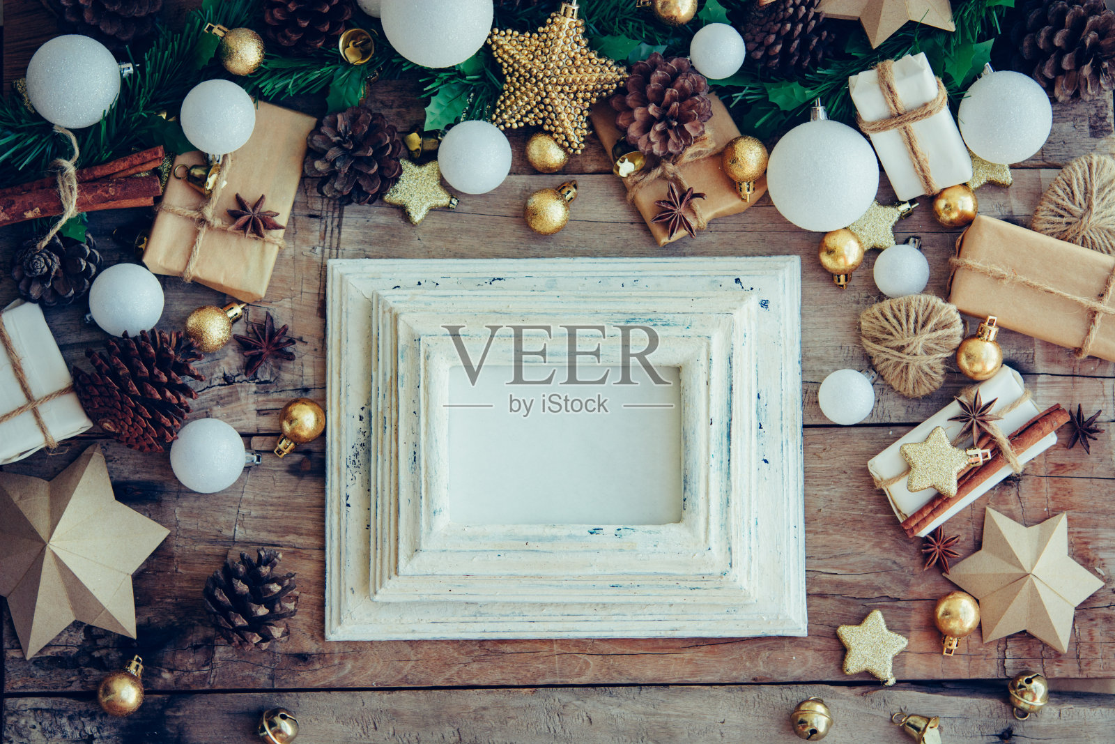 圣诞背景与礼品盒金球装饰在木板上。新年纹理。照片摄影图片