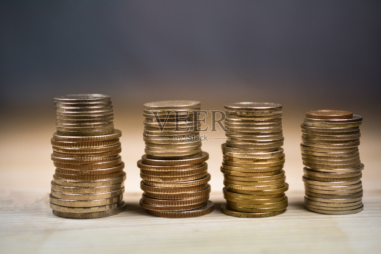 木制桌子上的泰国浴币照片摄影图片