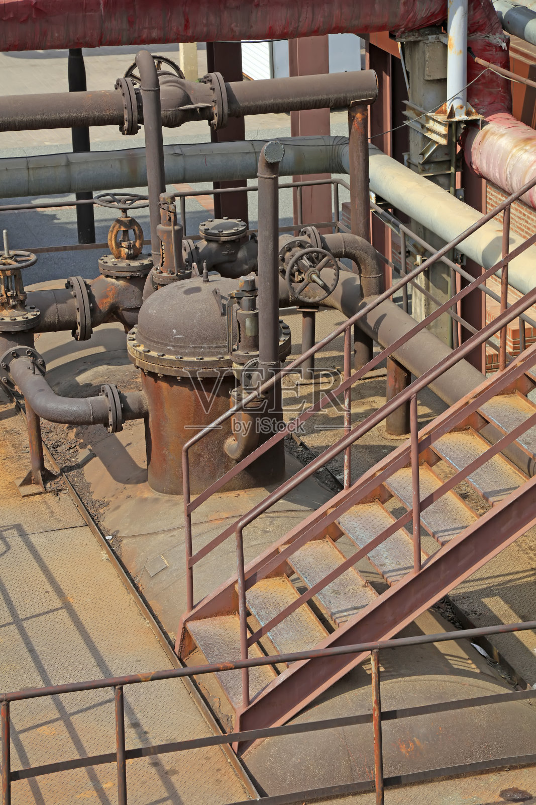 废弃工厂氧化管道，特写照片照片摄影图片