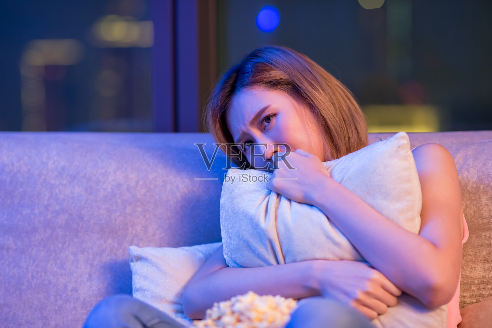 女人看恐怖电影照片摄影图片