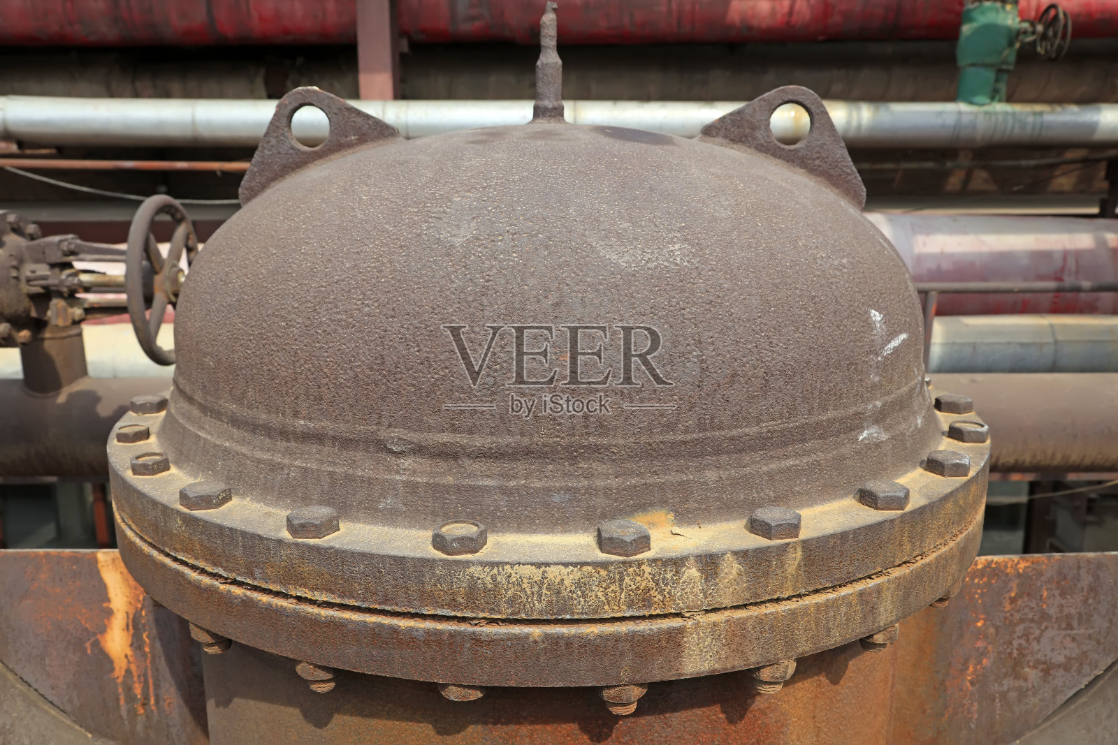 在废弃工厂里氧化金属零件，特写照片照片摄影图片