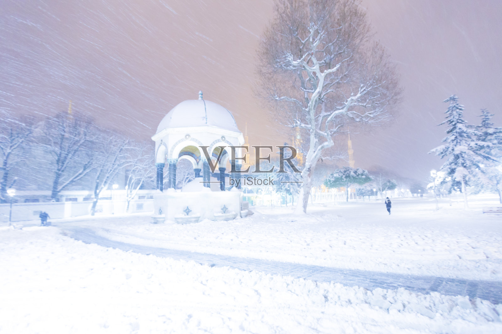 伊斯坦布尔的艾哈迈德清真寺和圣索菲亚大教堂，雪和风景照片摄影图片