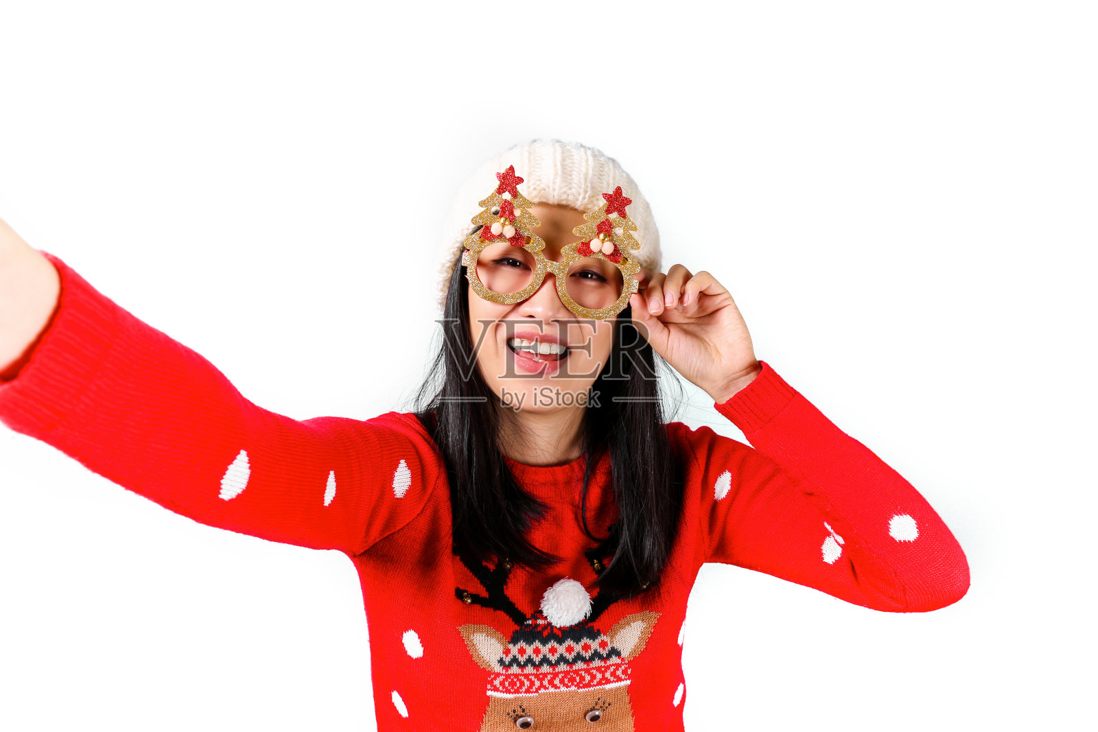 可爱的亚洲女人庆祝圣诞节和玩得开心。照片摄影图片