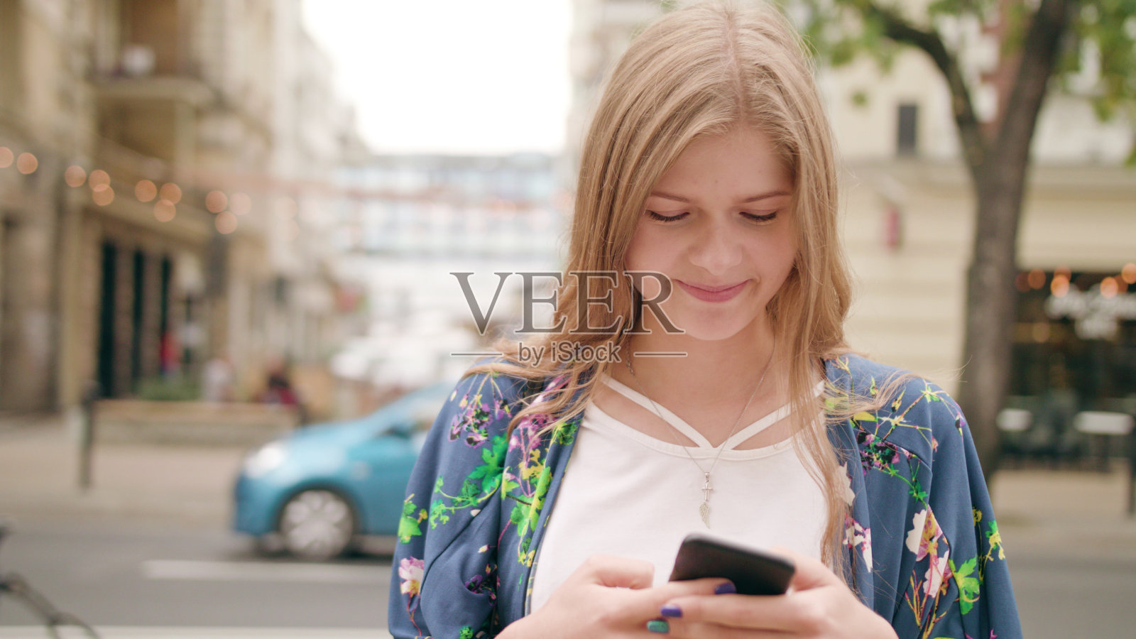 在城里打电话的年轻女士照片摄影图片