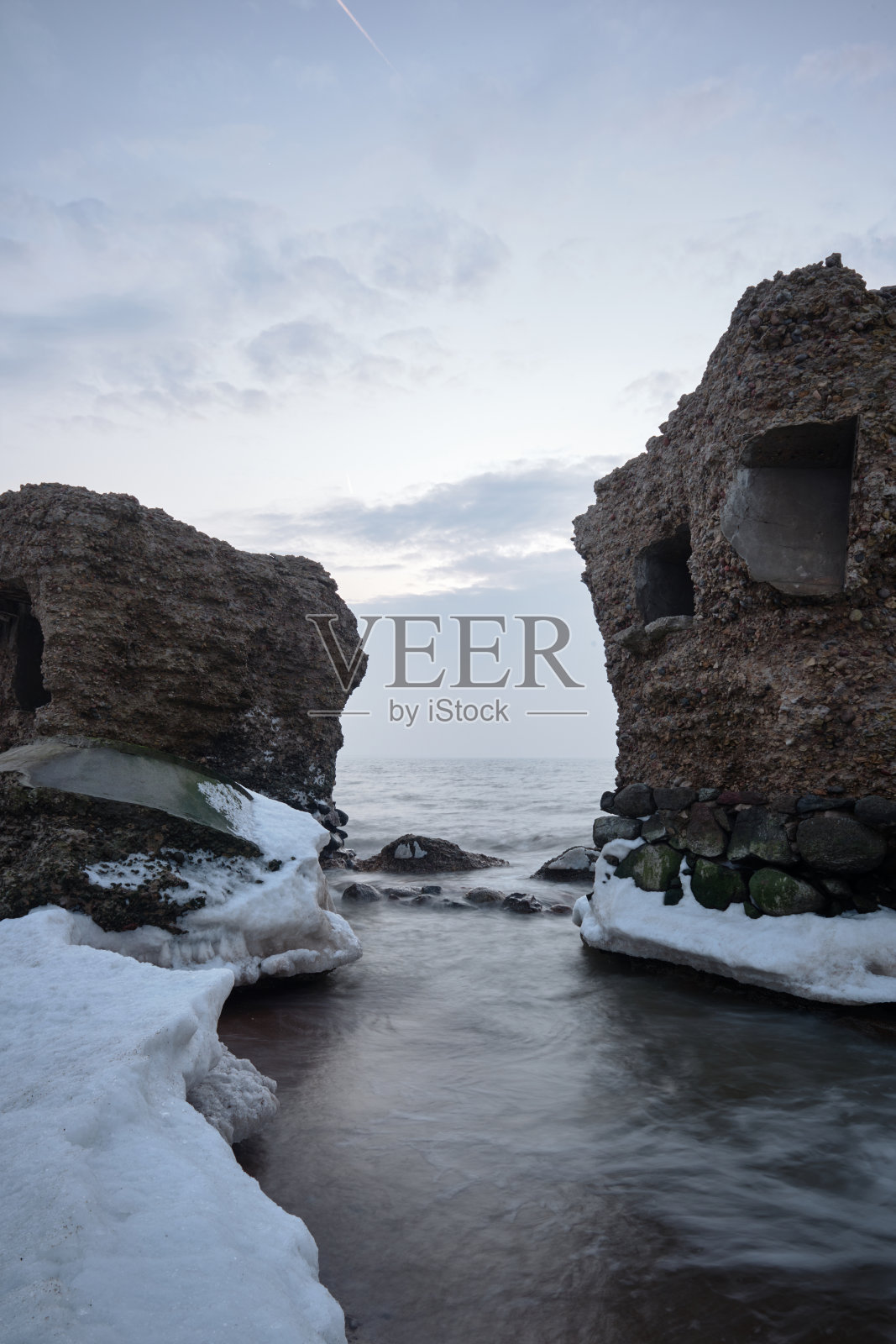 波罗的海海滩上北部堡垒的废墟，拉脱维亚列帕哈前苏联基地Karosta的一个旧堡垒的一部分照片摄影图片