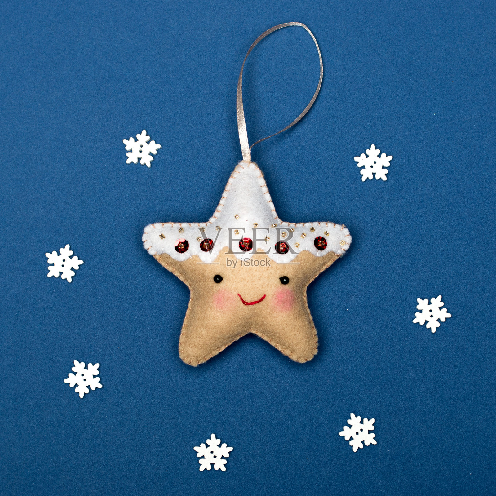 蓝色背景上手工制作的毛毡星星照片摄影图片