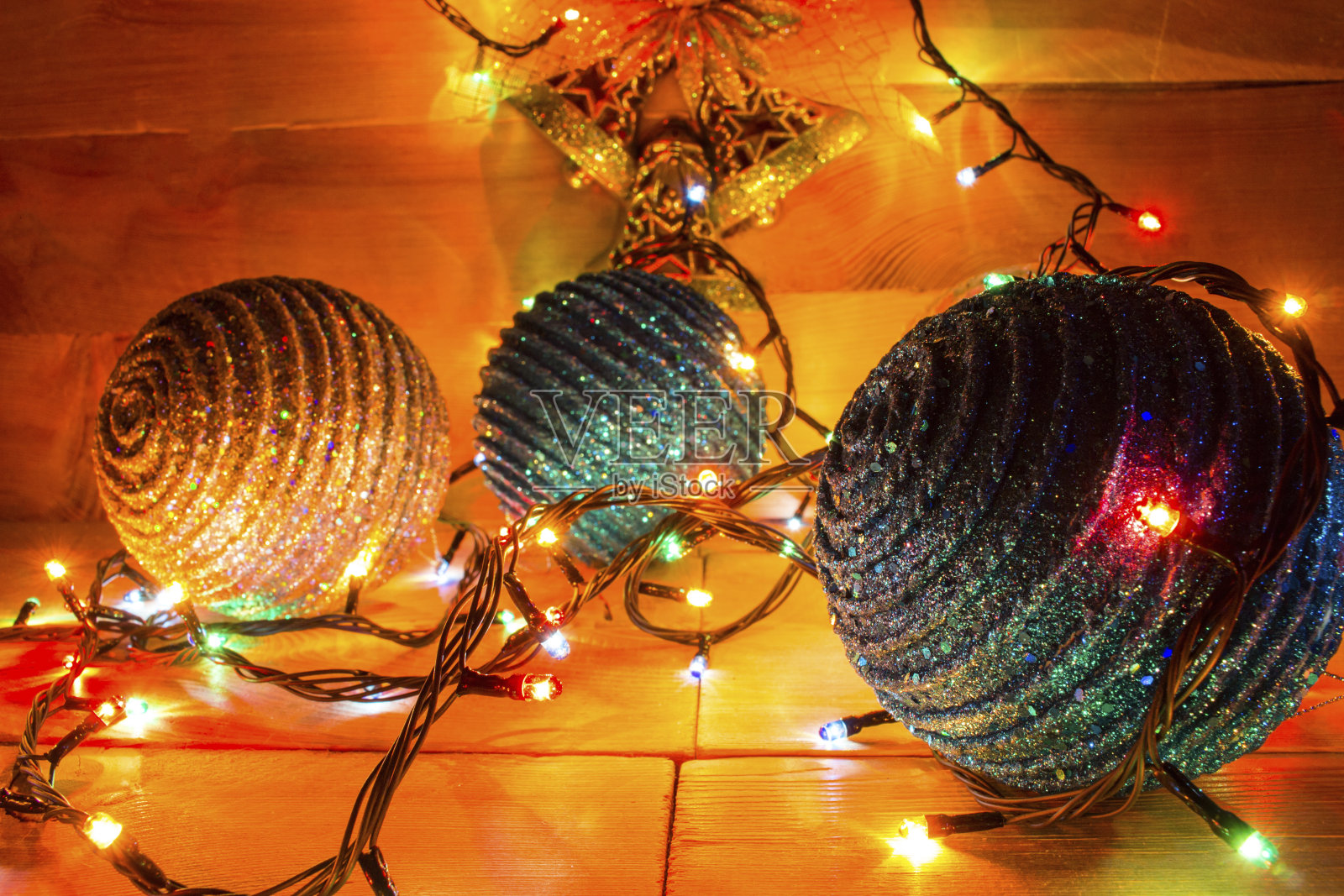 漂亮的带花环的圣诞球照片摄影图片