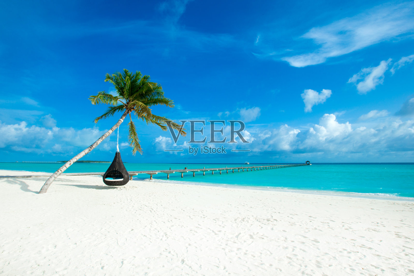 拥有白色沙滩和大海的热带马尔代夫岛照片摄影图片