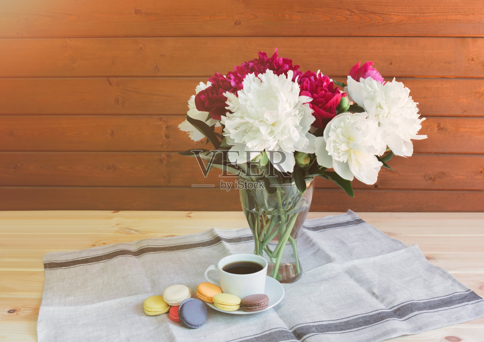 花瓶里插着红白牡丹，一杯咖啡照片摄影图片