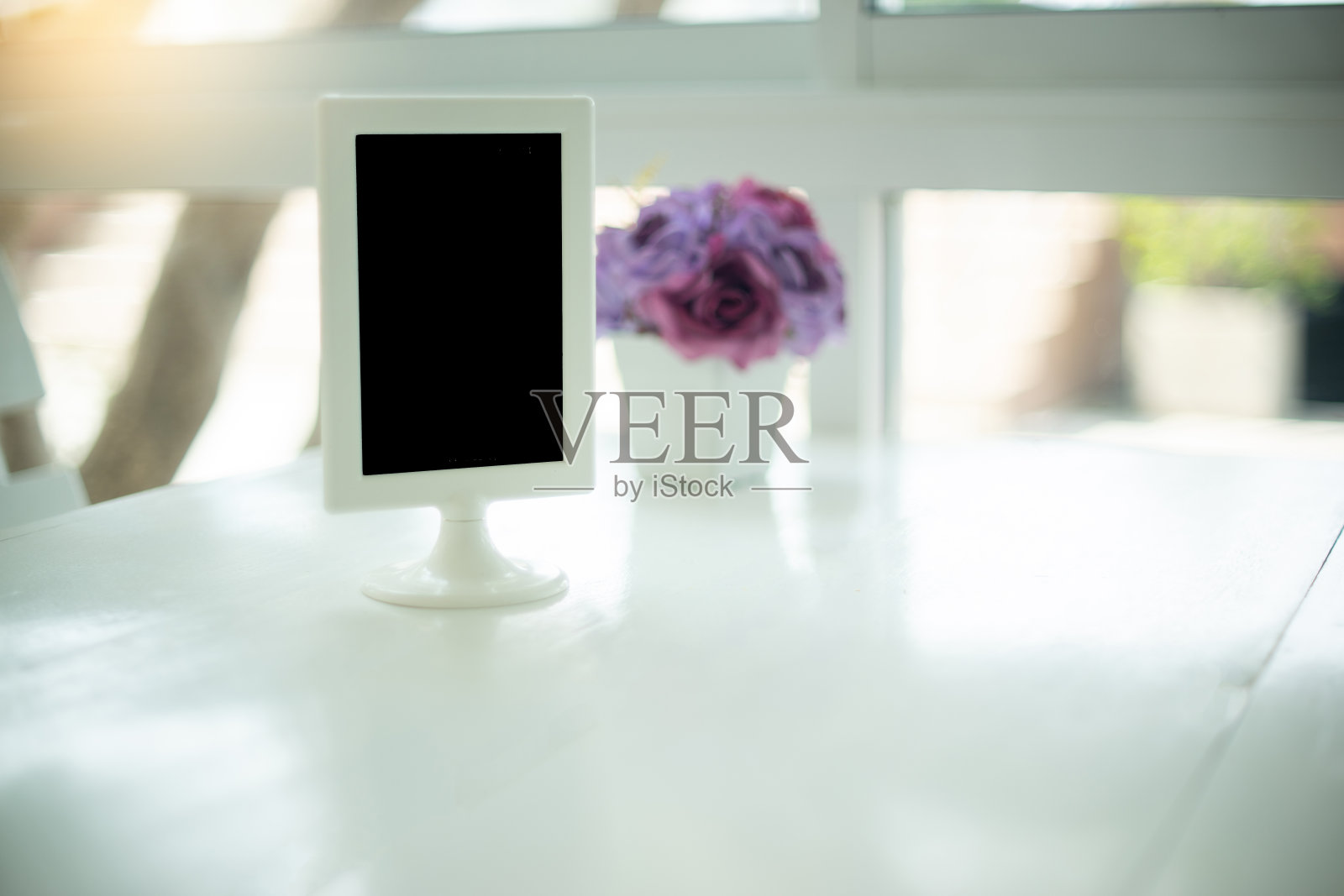 白色桌子上的小黑板子照片摄影图片