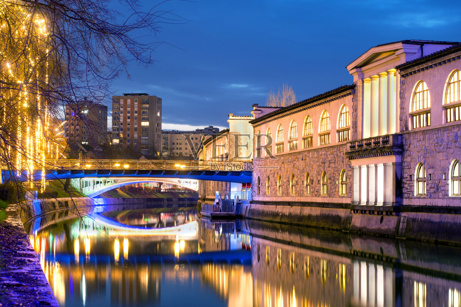 斯洛文尼亚卢布尔雅那，背景是屠夫的桥，右边是被盖住的市场，为圣诞节和新年庆祝活动而照明照片摄影图片