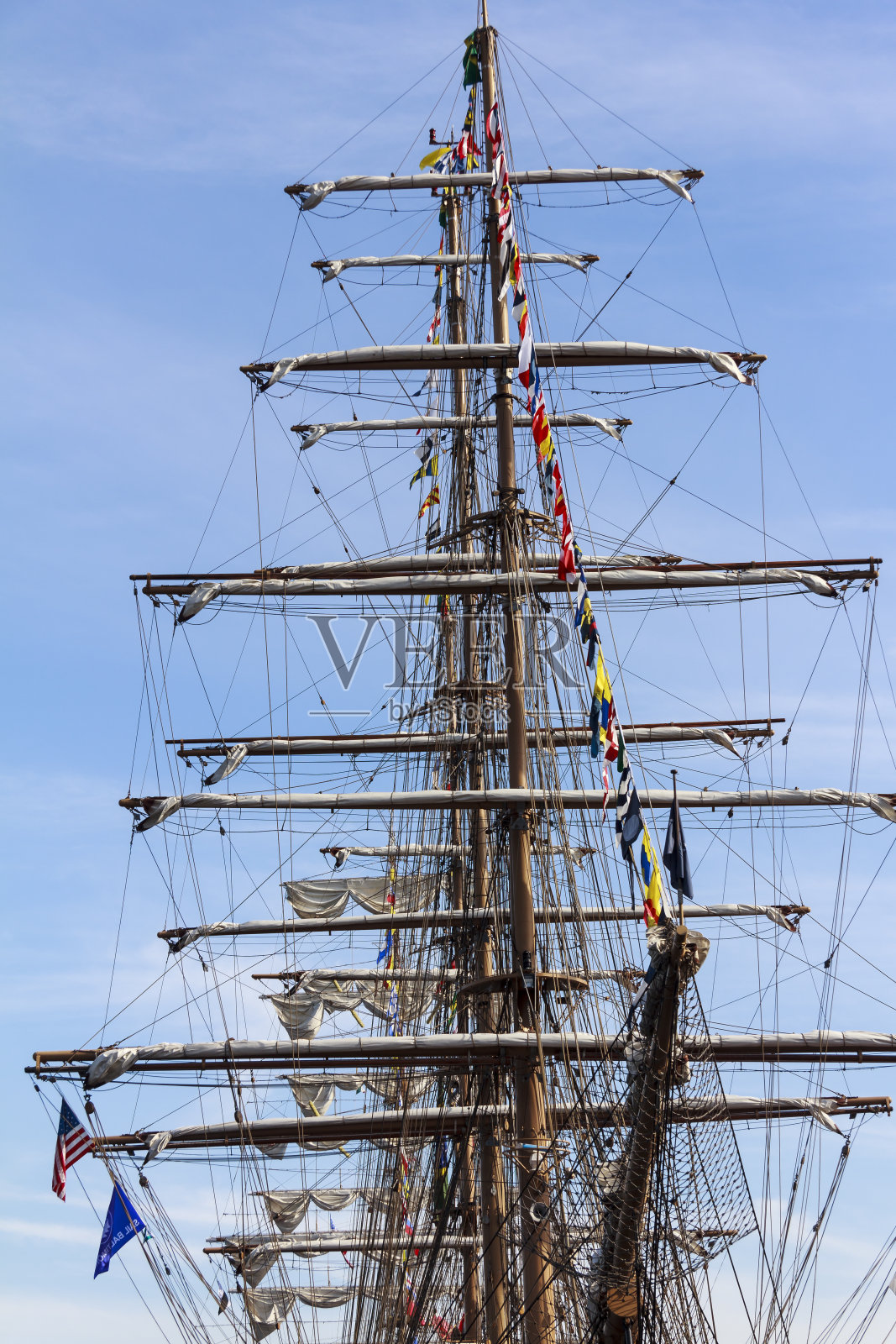 抬头看一艘旧帆船的桅杆和帆照片摄影图片