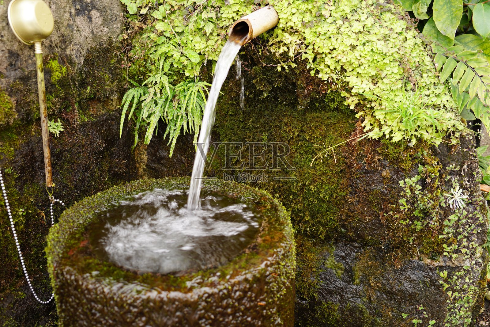 “Mizuki”是一种天然的喷泉，它会对来这里参观的人产生影响。照片摄影图片