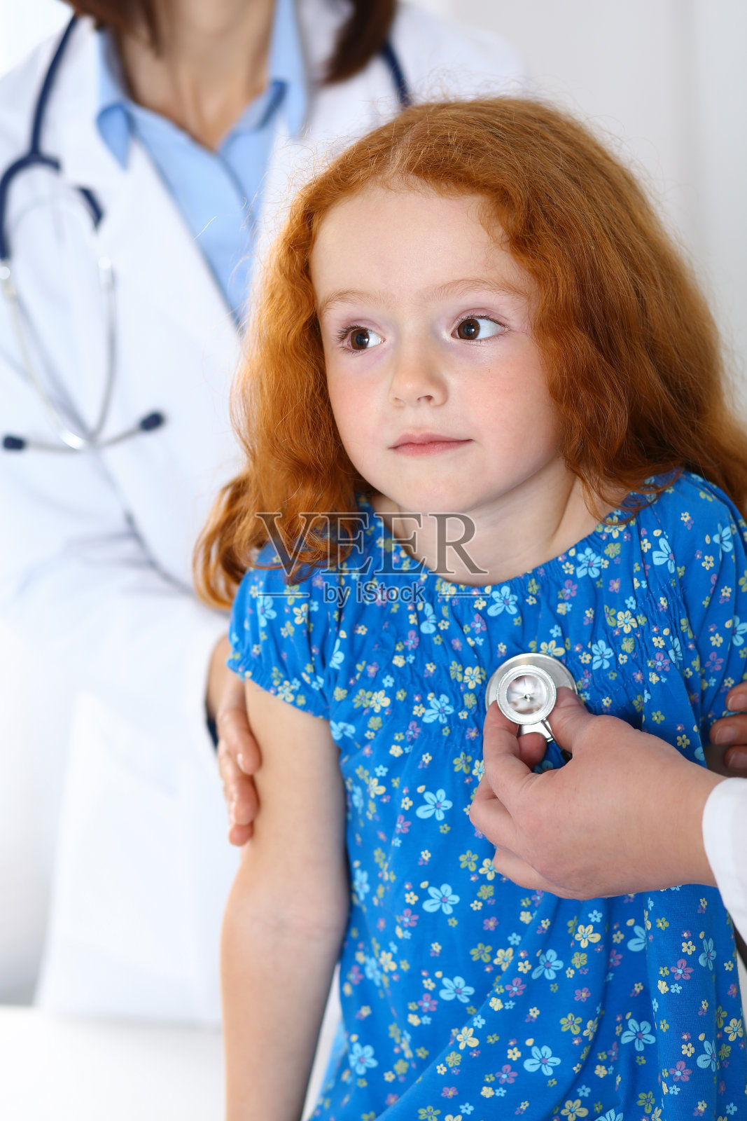 医生用听诊器检查一个小女孩。医疗保健理念照片摄影图片