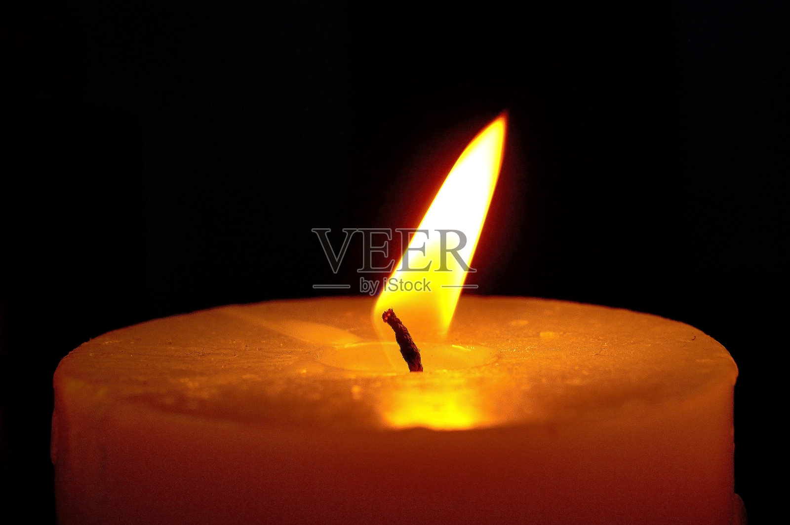 黑暗的房间里有漂亮的蜡烛。照片摄影图片