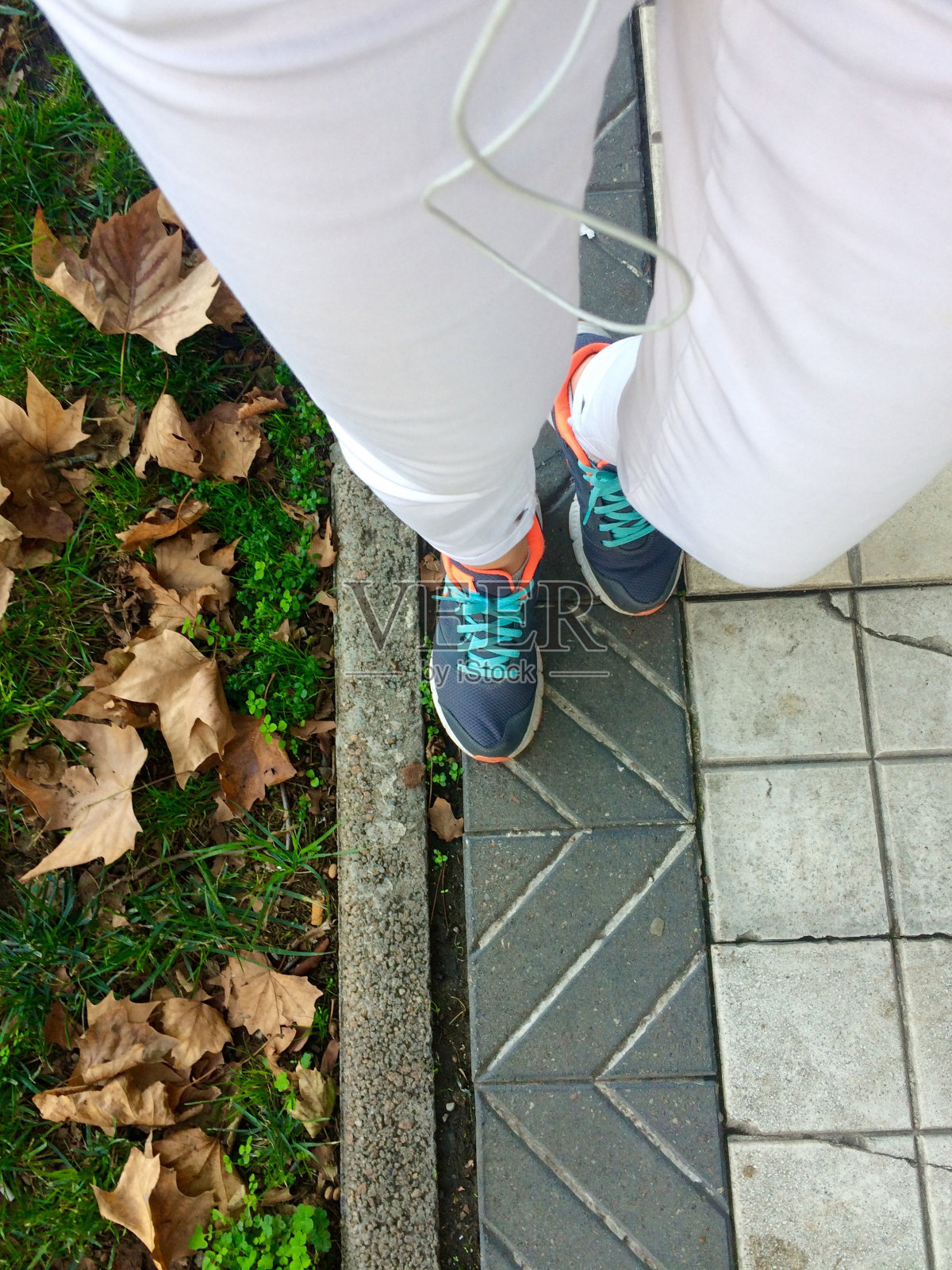 秋天运动穿过现在女人的城市照片摄影图片